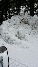 20140225峠道にある雪の山