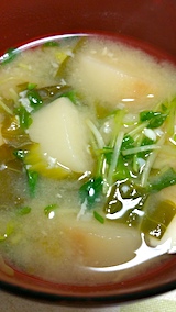 20170411晩ご飯豆苗とくるまふと青菜のみそ汁