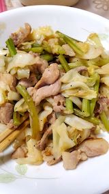 20200620お昼ご飯にんにくの茎入り鶏肉のキャベツ炒め