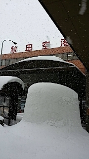 20140211秋田空港のかまくら1