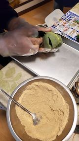 20200607ほお葉でからめたきな粉おにぎり作り1