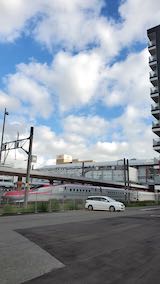 20200620速歩途中のJR秋田駅東口手前の駐車場から望んだ秋田新幹線