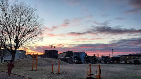 20201206速歩途中の公園から望んだ東の空朝焼け