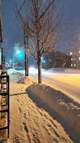 20210203外の様子夜のはじめ頃歩道と東大通り1