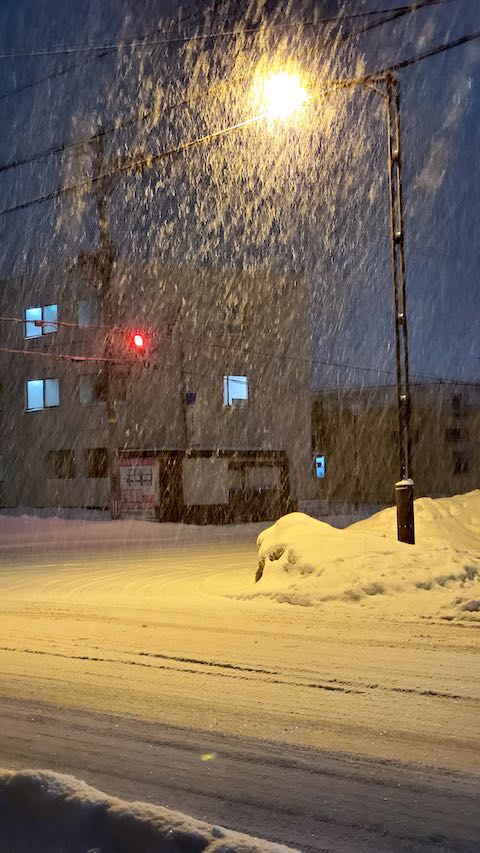 20210203外の様子夜のはじめ頃歩道と東大通り4