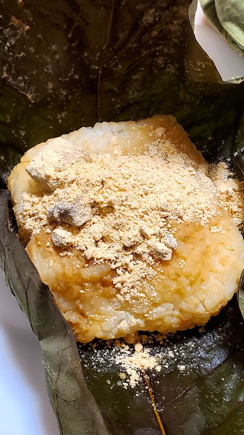 20210620晩ご飯ホオの葉のきな粉おにぎり2