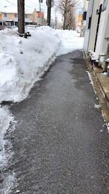 20220208外の様子昼過ぎ歩道の雪寄せ後