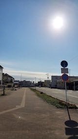 20220417速歩からの帰り道広い歩道と道路と東の空
