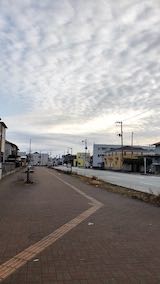 20230115速歩途中の帰り道で望んだ広い歩道と道路と東の空