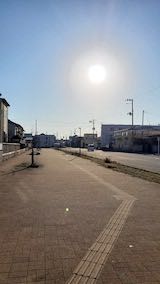 20230330歩途中の帰り道で望んだ広い歩道と道路と東の空